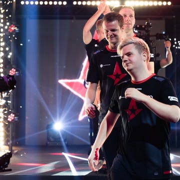 Peter "dupreeh" Rasmussen leading out Astralis