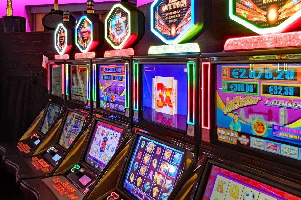How do slot machines work